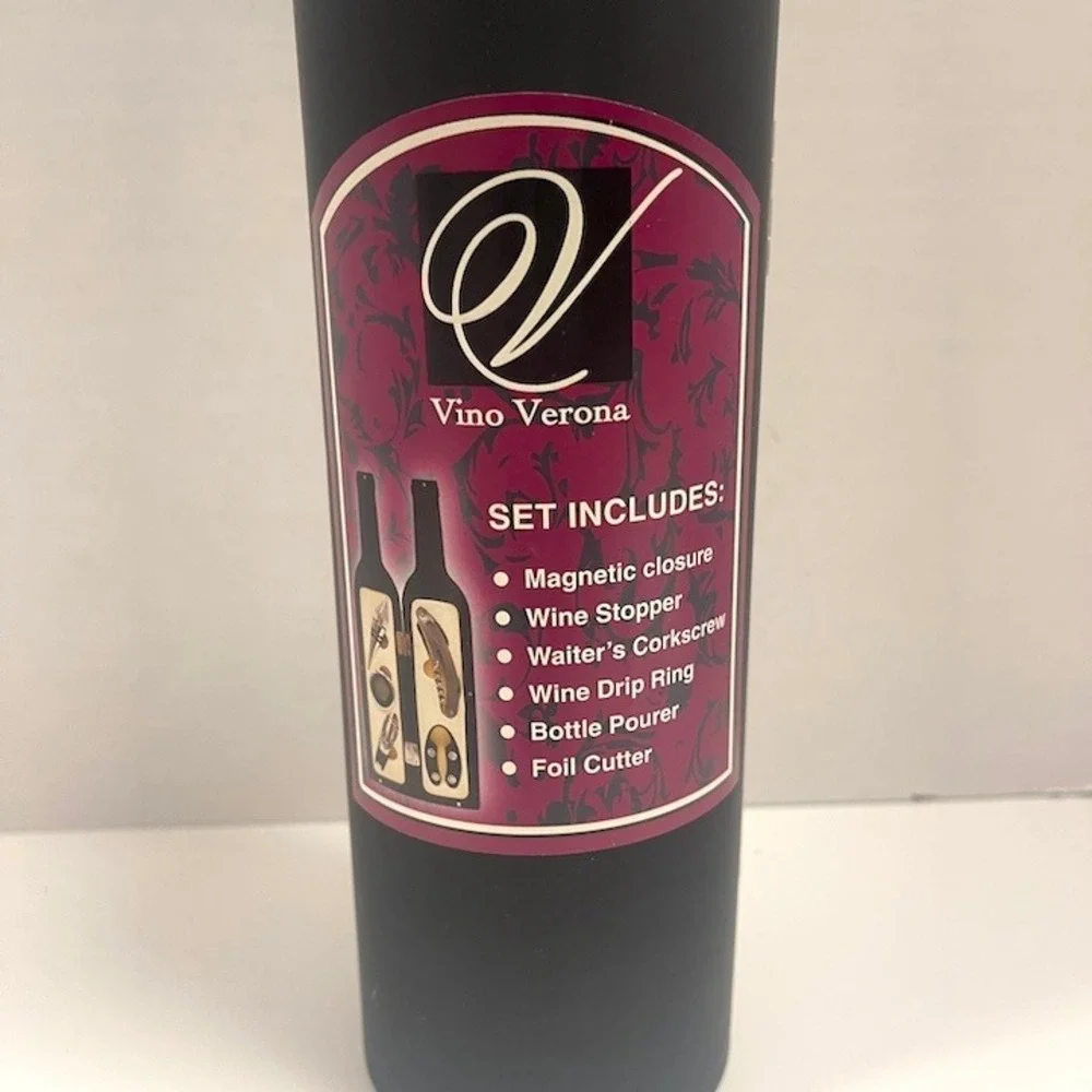 Vino Verona Wine Accessory Tool Set 5 Piece Merlot Bottle Shaped‎ Magnetic Case